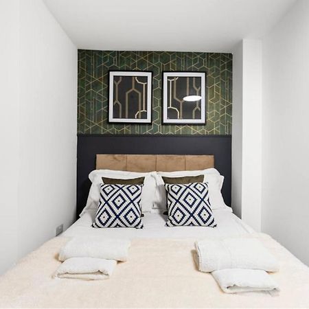 Modern Spacious Three Bedrooms With Private Garden Cardiff Exteriör bild