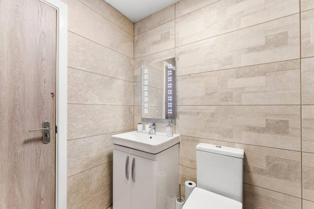 Modern Spacious Three Bedrooms With Private Garden Cardiff Exteriör bild