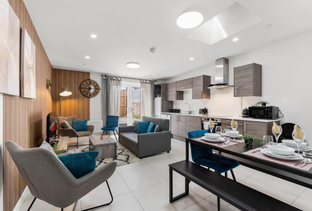 Modern Spacious Three Bedrooms With Private Garden Cardiff Exteriör bild